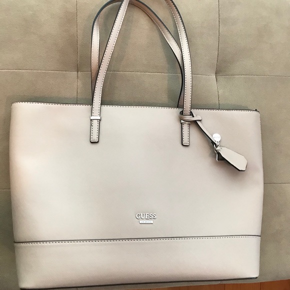 ♓️🅿️ NWT Guess large tote in taupe color - Picture 11 of 15